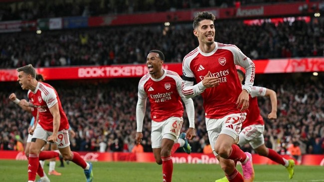 Penantian panjang pendukung Arsenal akhirnya berakhir manis. The Gunners memastikan diri sebagai juara Liga Inggris musim 2025/2026 setelah 22 tahun menunggu.