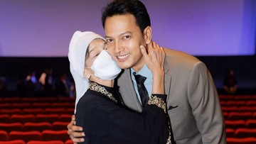 Update Informasi Selebriti InsertLive : 7 Momen Haru Fedi Nuril Peluk Istri Sebelum Turun ke Liang Lahad Makamkan Ibunda