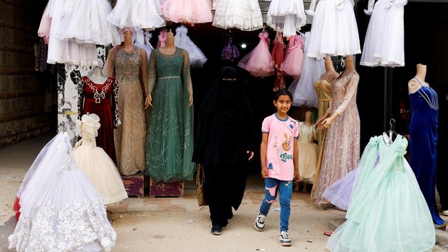 FOTO: Krisis Berkepanjangan, Warga Gaza Daur Ulang Gaun Pengantin