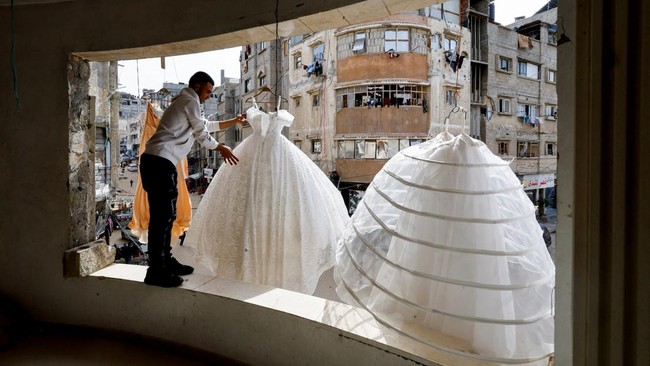 FOTO: Krisis Berkepanjangan, Warga Gaza Daur Ulang Gaun Pengantin