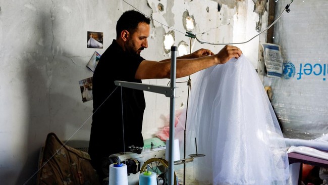 FOTO: Krisis Berkepanjangan, Warga Gaza Daur Ulang Gaun Pengantin