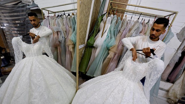 FOTO: Krisis Berkepanjangan, Warga Gaza Daur Ulang Gaun Pengantin