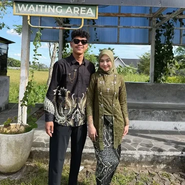 Dikabarkan Dekat, 7 Potret Ria Ricis & Hasan Toys Kondangan Bareng Pakai Batik Seragam