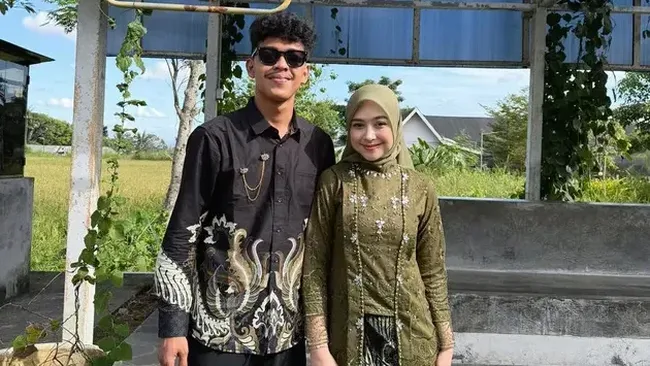 Dikabarkan Dekat, 7 Potret Ria Ricis dan Hasan Toys Kondangan Bareng Pakai Batik Seragam