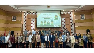 Dewan Pimpinan Pusat Ikatan Ahli Ekonomi Islam Indonesia (IAEI) resmi melantik 13 kepengurusan komisariat untuk periode 2026-2031 pada rangkaian Seminar Nasional yang digelar di Auditorium Al-Quddus, 