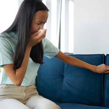 6 Cara Menghilangkan Bau Pesing di Kasur dan Sofa Tanpa Harus Dicuci Total