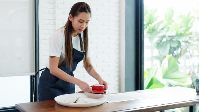5 Ciri Kepribadian Orang Yang Suka Bantu Bereskan Piring Dan Meja Makan Di Restoran