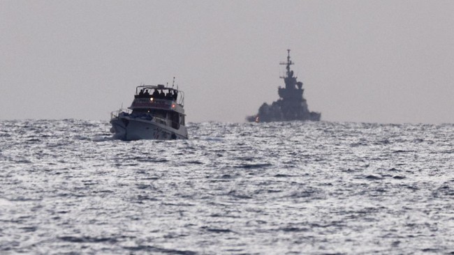 Israeli soldiers are seen on a vessel bearing symbols of the Global Sumud Flotilla, with an Israeli military ship behind it, as seen from Ashdod, southern Israel, May 19, 2026. REUTERS/Amir Cohen     TPX IMAGES OF THE DAY