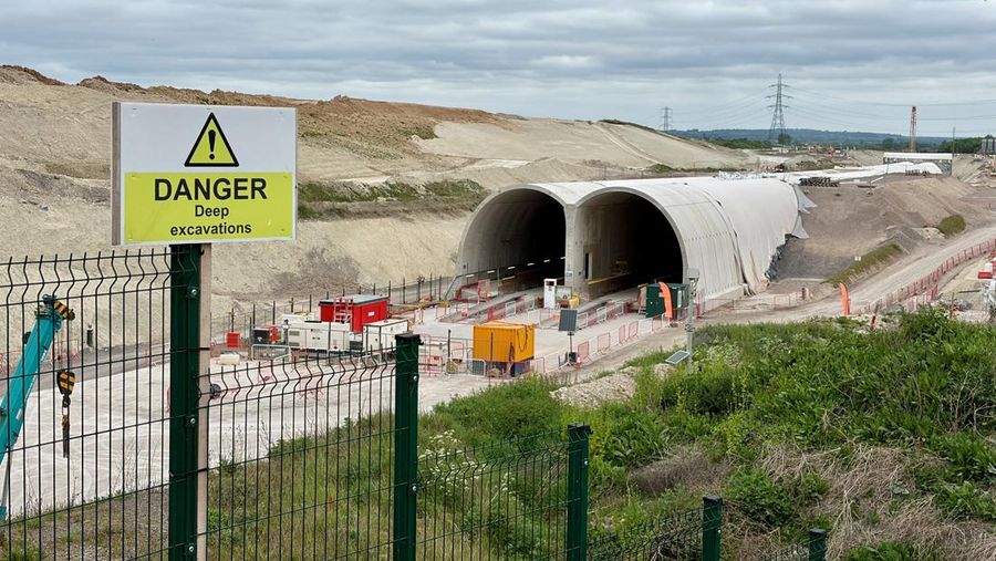 Konstruksi terus bersambung pada bagian terowongan di sepanjang jalur kereta api HS2 di Wendover, Inggris, 10 Mei 2026. (REUTERS/Suzanne Plunkett)