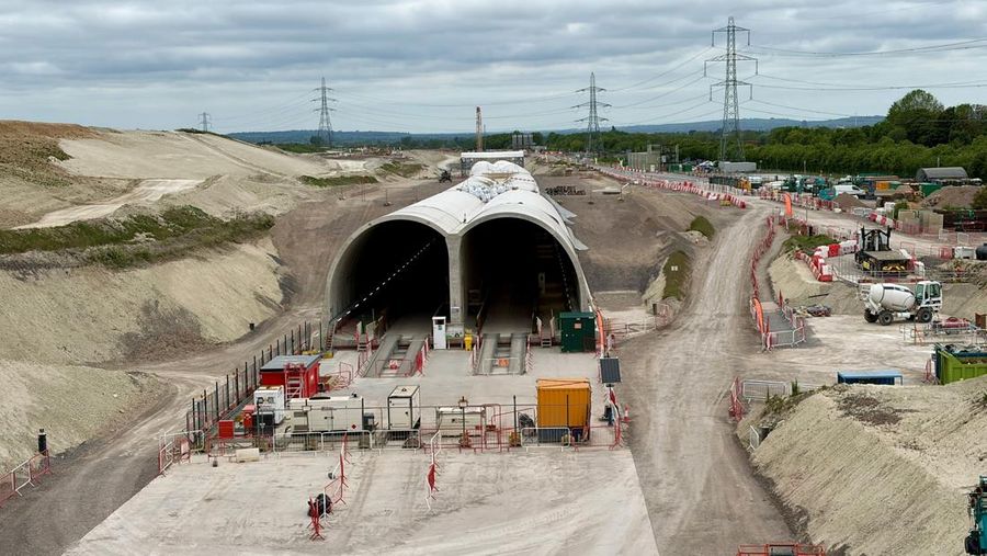Konstruksi terus bersambung pada bagian terowongan di sepanjang jalur kereta api HS2 di Wendover, Inggris, 10 Mei 2026.