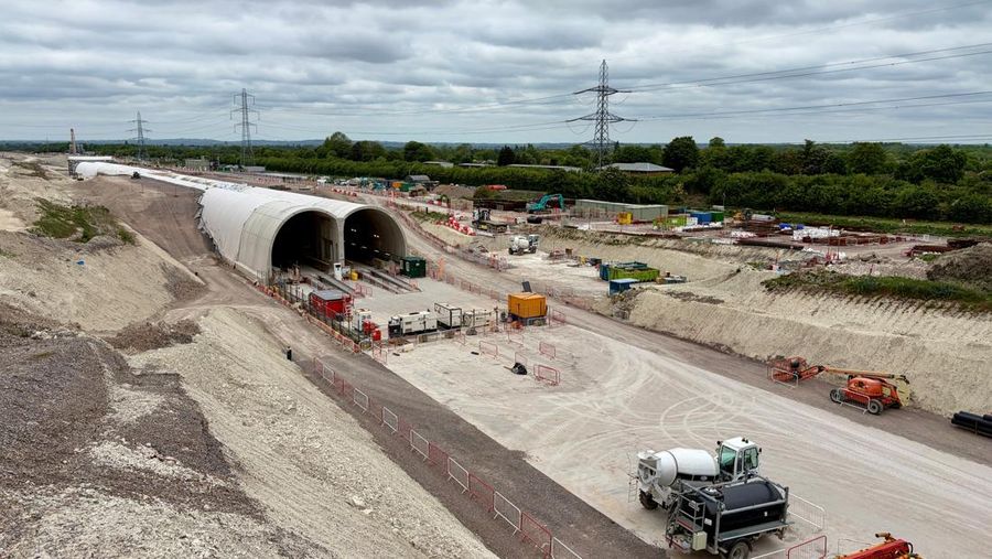 Konstruksi terus bersambung pada bagian terowongan di sepanjang jalur kereta api HS2 di Wendover, Inggris, 10 Mei 2026.