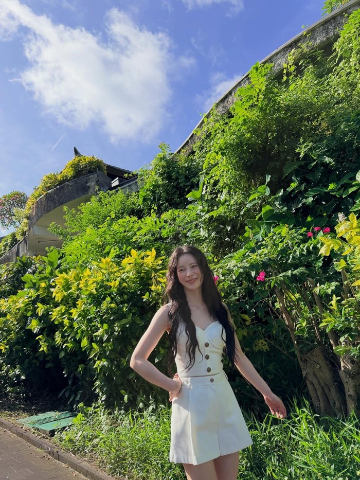 Lim Ji Yeon baru-baru ini menikmati liburan terbarunya di Bali, Beauties. Cuaca cerah di Pulau Dewata menyambut keceriaan sang aktris yang tampil manis dengan mengenakan two piece set bewarna putih./ Foto: instagram.com/limjjy2