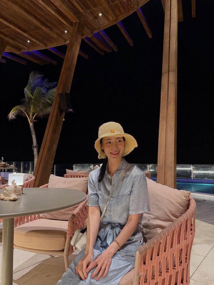 Lim Ji Yeon memaksimalkan waktu liburannya di Bali hingga malam semakin larut hanya untuk memanjakan mata agar terus memandangi panorama eksotis di Bali yang selalu berhasil membuatnya mengulas senyum cantik./ Foto: instagram.com/limjjy2