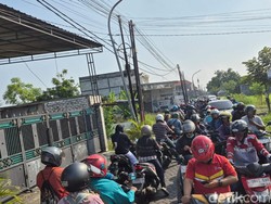 Kawasan Pakal ke Arah Gresik Macet Parah Pagi Ini