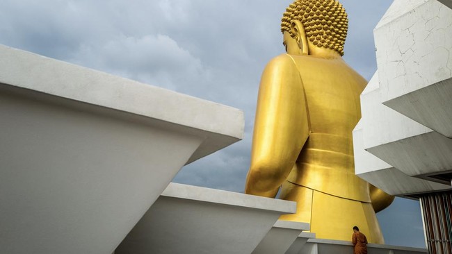FOTO: Kemegahan Patung Buddha Raksasa di Langit Bangkok