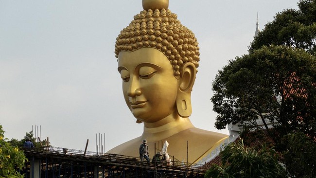 FOTO: Kemegahan Patung Buddha Raksasa di Langit Bangkok