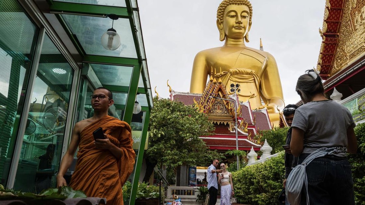 FOTO: Kemegahan Patung Buddha Raksasa di Langit Bangkok