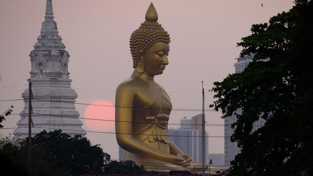 FOTO: Kemegahan Patung Buddha Raksasa di Langit Bangkok