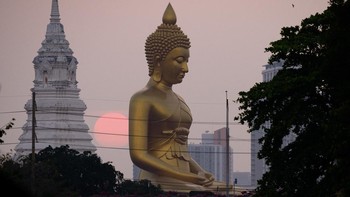 FOTO: Kemegahan Patung Buddha Raksasa di Langit Bangkok
