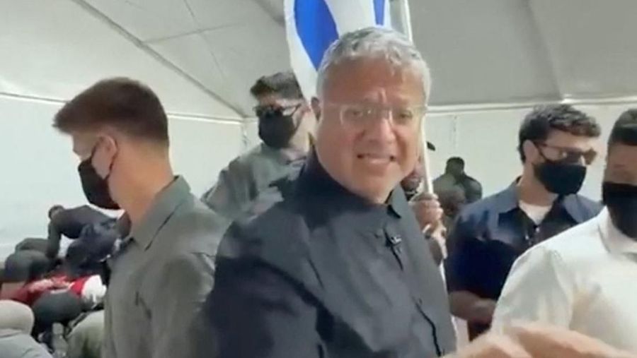 Menteri Keamanan Nasional Israel Itamar Ben Gvir bereaksi saat para aktivis armada ditahan oleh pasukan Israel di Pelabuhan Ashdod, Israel, dalam cuplikan layar nan diambil dari video nan dirilis pada 20 Mei 2026.