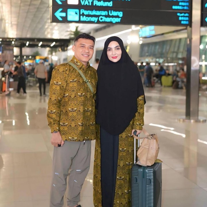 <p>Sebelum berangkat haji, Ashanty dan Anang ternyata sudah mendaftar ibadah haji sejak tahun 2018, Bunda. Namun, rencana keberangkatan mereka sempat tertunda beberapa kali karena berbagai alasan, hingga akhirnya baru terwujud pada tahun ini. (Foto: Instagram @ashanty_ash / @ananghijau)</p>