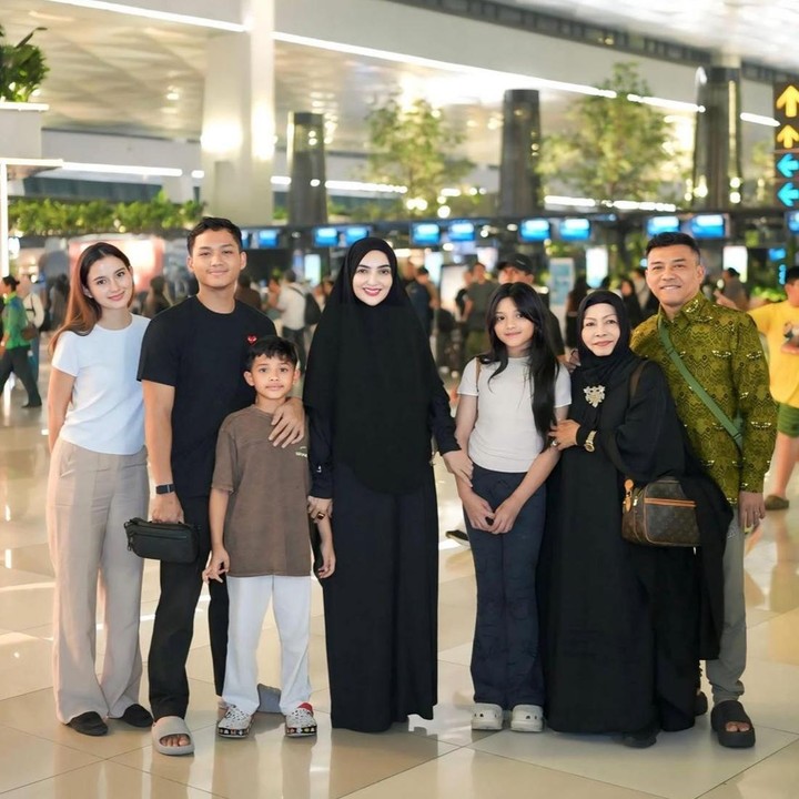 <p>Setelah menanti selama delapan tahun, pasangan artis Ashanty dan Anang Hermansyah akhirnya berangkat ke Tanah Suci untuk menunaikan ibadah haji, Bunda. Di momen tersebut, keduanya terlihat diantar langsung oleh keluarga tercinta. (Foto: Instagram @ashanty_ash / @ananghijau)</p>