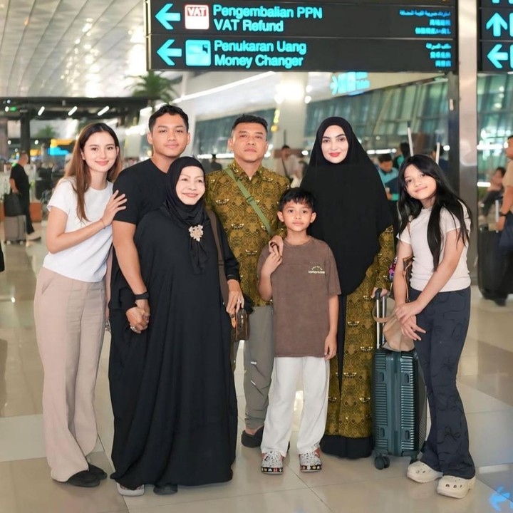 <p>Ashanty pun mengaku sangat bersyukur karena akhirnya mendapat kesempatan untuk berkunjung ke Tanah Suci. "Ya, bersyukur alhamdulillah karena memang panggilan Ilahi dan kita bisa berkunjung ke Baitullah. Kadang-kadang siap semuanya, tapi panggilannya belum ada, kadang bisa tertunda," kata Ashanty, dikutip dari laman <em>detikcom</em>, Rabu (20/5/2026). (Foto: Instagram @ashanty_ash / @ananghijau)</p>