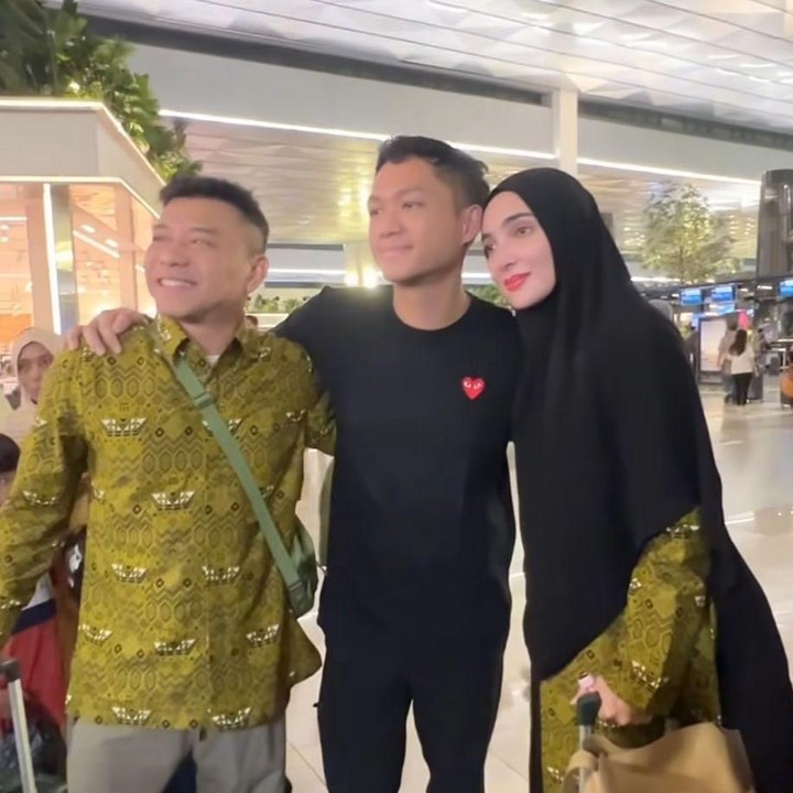 <p>Momen keberangkatan haji ini terasa istimewa bagi Ashanty dan Anang Hermansyah. Pasalnya, perjalanan tersebut bertepatan dengan bulan ulang tahun pernikahan mereka yang ke-15. Ashanty pun menganggap ibadah bersama suami ini sebagai hadiah terindah dalam rumah tangga mereka. "Ini kan kita bulan <em>anniversary</em>, <em>honeymoon</em> terindahnya tuh adalah berangkat haji berdua. Jadi, aku Alhamdulillah banget," ungkap Ashanty. (Foto: Instagram @ashanty_ash / @ananghijau)</p>
