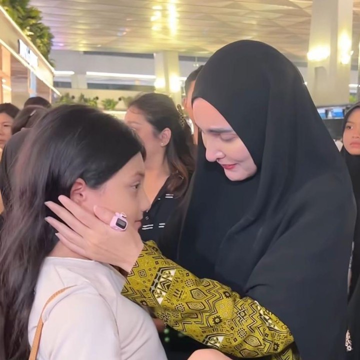 <p>Suasana haru juga terasa saat Ashanty dan Anang berpamitan dengan anak-anak mereka. Dalam unggahannya, Arsy tak kuasa menahan air mata saat melepas kepergian sang Bunda untuk berangkat haji. (Foto: Instagram @ashanty_ash / @ananghijau)</p>