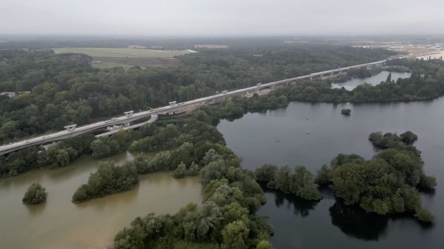 Pemerintah Inggris mengungkapkan biaya pembangunan jalur kereta api sigap HS2 berpotensi membengkak hingga 103 miliar poundsterling alias sekitar 138 miliar dolar AS.