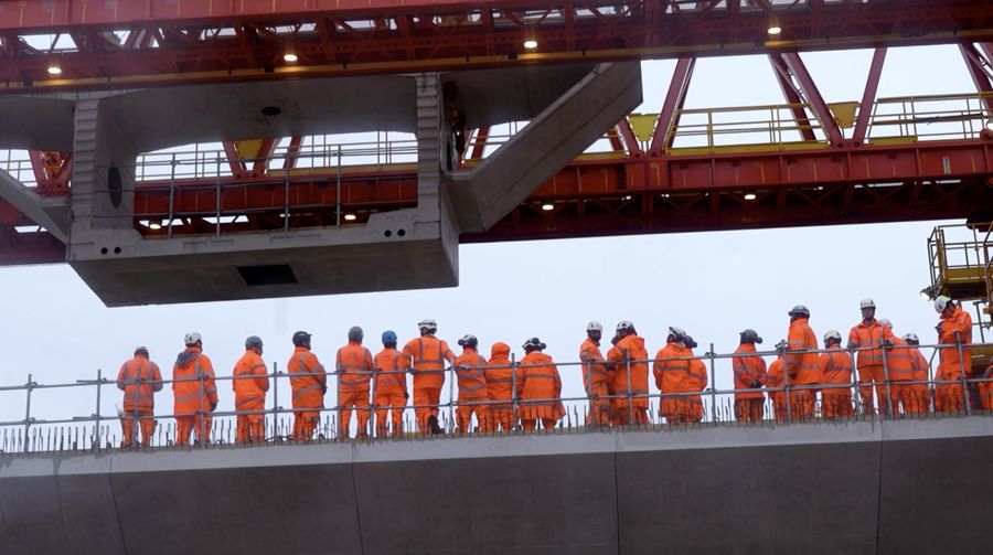 Pemerintah Inggris mengungkapkan biaya pembangunan jalur kereta api sigap HS2 berpotensi membengkak hingga 103 miliar poundsterling alias sekitar 138 miliar dolar AS.