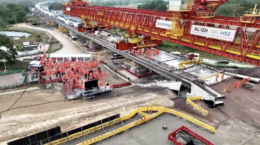 Pemerintah Inggris mengungkapkan biaya pembangunan jalur kereta api sigap HS2 berpotensi membengkak hingga 103 miliar poundsterling alias sekitar 138 miliar dolar AS.