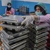 Petugas menyusun ompreng berisi makan bergizi gratis didapur Satuan Pelayanan Pemenuhan Gizi (SPPG) Polres Ternate di Ternate, Maluku Utara,Rabu (6/5/2026). Badan Pusat Statistik (BPS) mencatat pertumbuhan ekonomi Indonesia pada triwulan I 2026 menca