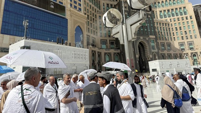 Muslims walk near the Grand Mosque, ahead of the annual hajj pilgrimage, in Mecca, Saudi Arabia, May 19, 2026. Picture taken with a mobile phone. REUTERS/Ibraheem Abu Mustafa
