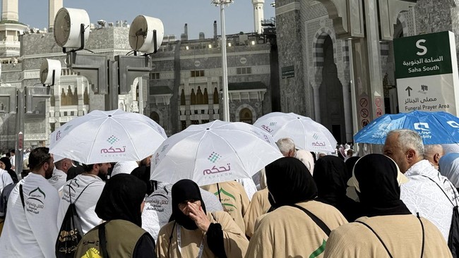 Muslims walk near the Grand Mosque, ahead of the annual hajj pilgrimage, in Mecca, Saudi Arabia, May 19, 2026. Picture taken with a mobile phone. REUTERS/Ibraheem Abu Mustafa