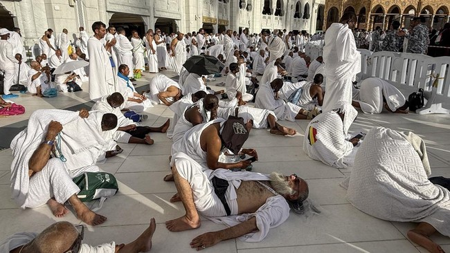 Muslim pilgrims rest near at the Grand Mosque, ahead of the annual hajj pilgrimage, in Mecca, Saudi Arabia, May 18, 2026. Picture taken with a mobile phone. REUTERS/Ibraheem Abu Mustafa