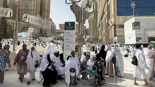 Muslims walk near the Grand Mosque, ahead of the annual hajj pilgrimage, in Mecca, Saudi Arabia, May 19, 2026. Picture taken with a mobile phone. REUTERS/Ibraheem Abu Mustafa