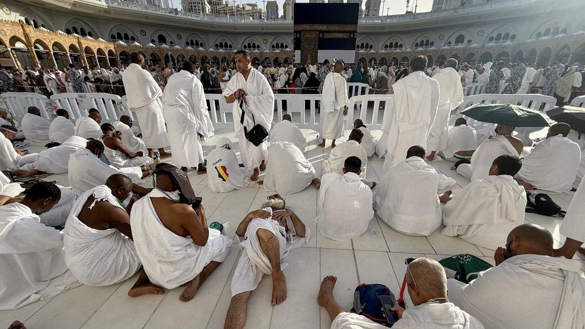 Muslim pilgrims rest near the Kaaba at the Grand Mosque, ahead of the annual hajj pilgrimage, in Mecca, Saudi Arabia, May 18, 2026. Picture taken with a mobile phone. REUTERS/Ibraheem Abu Mustafa      TPX IMAGES OF THE DAY