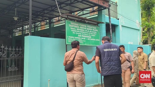 JYD (55), pengasuh Pondok Pesantren Tahfidzul Qur'an Raden Wijaya, Kecamatan Jambon, Kabupaten Ponorogo resmi ditetapkan sebagai tersangka kasus dugaan pencabulan terhadap 11 santri laki-laki. Usai penetapan tersangka, polisi langsung menggeledah kam