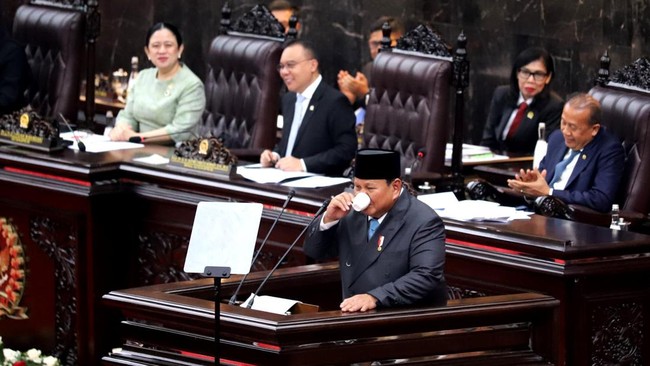 Momen Prabowo Minum Kopi di Rapat Paripurna DPR RI