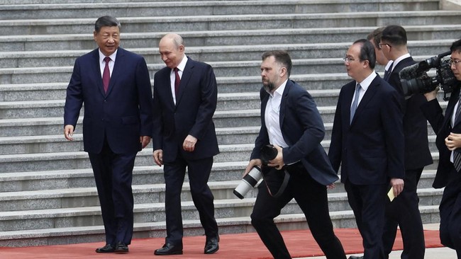 Russian President Vladimir Putin is welcomed by Chinese President Xi Jinping during a welcoming ceremony at the Great Hall of the People in Beijing, China May 20, 2026. REUTERS/Maxim Shemetov/Pool     TPX IMAGES OF THE DAY