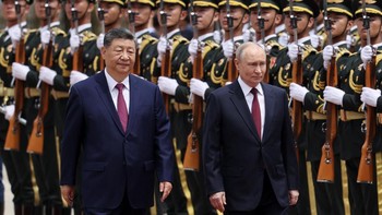 Russian President Vladimir Putin and Chinese President Xi Jinping inspect an honor guard during a welcoming ceremony at the Great Hall of the People in Beijing, China May 20, 2026. REUTERS/Maxim Shemetov/Pool     TPX IMAGES OF THE DAY
