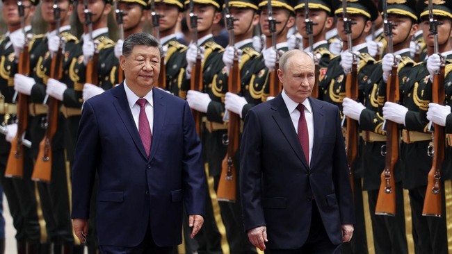 Russian President Vladimir Putin and Chinese President Xi Jinping inspect an honor guard during a welcoming ceremony at the Great Hall of the People in Beijing, China May 20, 2026. REUTERS/Maxim Shemetov/Pool     TPX IMAGES OF THE DAY
