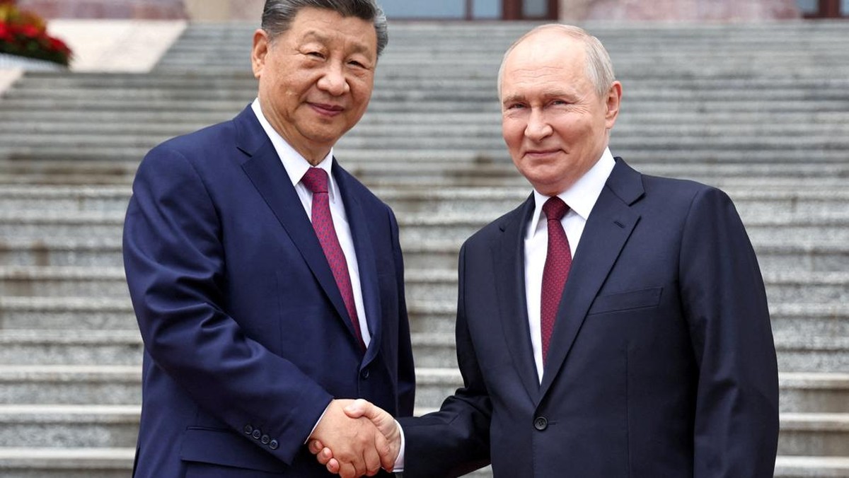 Russian President Vladimir Putin shakes hands with Chinese President Xi Jinping during a welcoming ceremony at the Great Hall of the People in Beijing, China May 20, 2026. Sputnik/Alexander Kazakov/Pool via REUTERS ATTENTION EDITORS - THIS IMAGE WAS