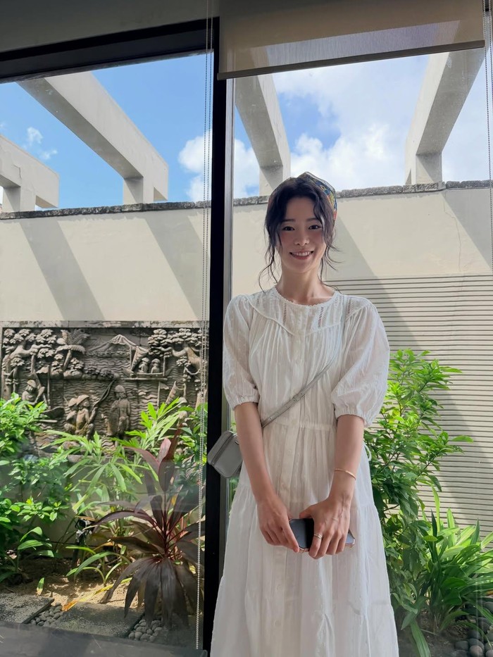 Sang aktris menyiapkan beragam gaya penampilan untuk waktu liburan menyenangkannya di Pulau Surganya Indonesia, salah satunya adalah memancarkan sisi anggun yang murni melalui midi dress putih dan tatanan rambut diikat./ Foto: instagram.com/limjjy2