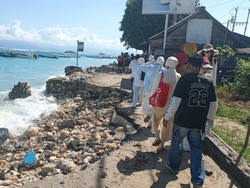 Video: Lagi Wisata ke Pantai Banjar Nyuh Nusa Penida, Eh Jalanannya Amblas