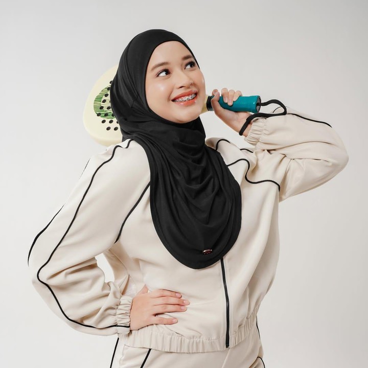 <p>Momen hangat tersebut dibagikan langsung melalui video serta deretan foto di akun Instagram pribadinya. Dalam unggahan itu, keduanya tampak bekerja sama sebagai model untuk pemotretan sebuah brand hijab.&nbsp;(Foto: Instagram @shakiena.azalea)</p>