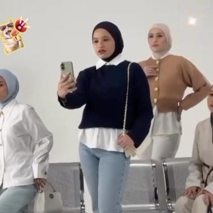 <p><em>Postingan</em> tersebut pun langsung menuai beragam komentar warganet yang terpukau oleh kecantikan mereka. Tak sedikit juga yang menyebut keduanya terlihat mirip, Bunda. &ldquo;Syakina mirip mami <em>@adeliapasha</em> bgt, sampe ke bodi2nya,&rdquo; tulis akun <em>@dhian_nad****.</em> &ldquo;Muka nya mirip bgt sma mami,&rdquo; tulis akun <em>@rii****.&nbsp;</em>(Foto: Instagram @shakiena.azalea)</p>