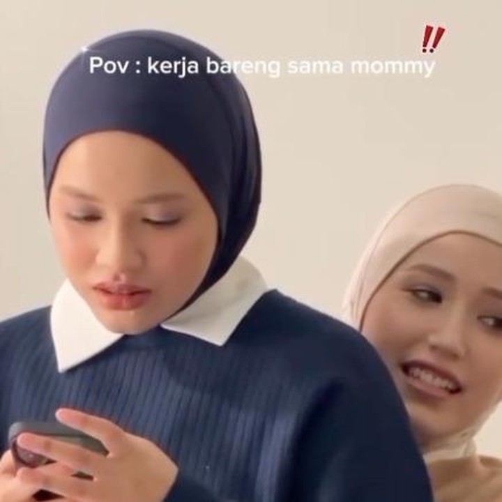 <p>Selain menampilkan sesi foto, Shakiena juga menunjukkan kedekatannya dengan sang Bunda. Salah satu video memperlihatkan dirinya duduk di pangkuan ibunda sambil asyik bermain <em>handphone</em>.&nbsp;(Foto: Instagram @shakiena.azalea)</p>
