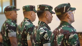 Terdakwa kasus penyiraman air keras kepada aktivis KontraS Andrie Yunus, Lettu Sami Lakka (kiri), Kapten Nandala Dwi Prasetya (kedua kiri), Lettu Budhi Hariyanto Cahyono (kedua kanan), dan Serda Edi Sudarko (kanan) saat menjalani sidang lanjutan di P